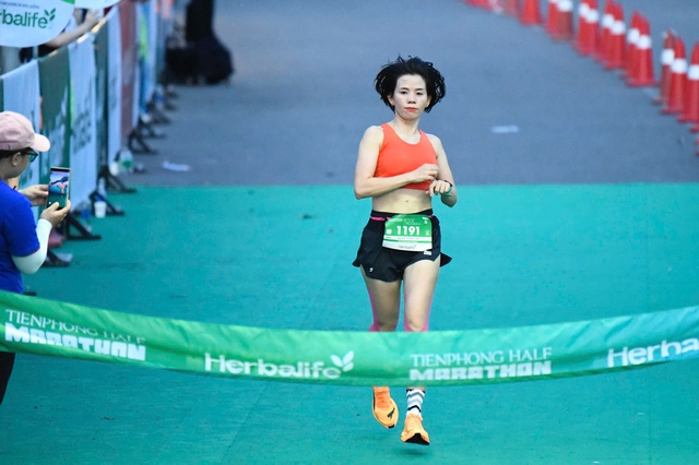 Nữ VĐV tạo ấn tượng ở giải Tiền Phong Half Marathon vì lý do đặc biệt- Ảnh 1. Nữ VĐV tạo ấn tượng ở giải Tiền Phong Half Marathon vì lý do đặc biệt- Ảnh 1.