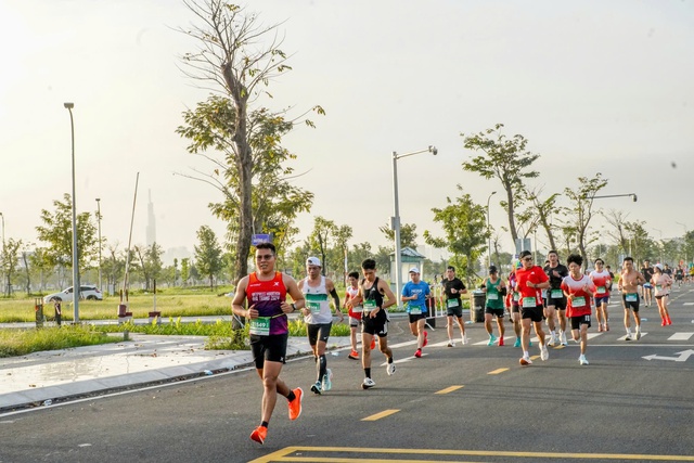 Nữ VĐV tạo ấn tượng ở giải Tiền Phong Half Marathon vì lý do đặc biệt- Ảnh 4. Nữ VĐV tạo ấn tượng ở giải Tiền Phong Half Marathon vì lý do đặc biệt- Ảnh 4.