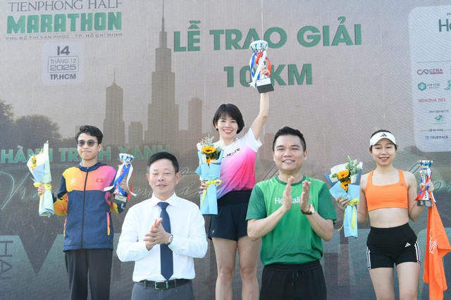 Nữ VĐV tạo ấn tượng ở giải Tiền Phong Half Marathon vì lý do đặc biệt- Ảnh 2. Nữ VĐV tạo ấn tượng ở giải Tiền Phong Half Marathon vì lý do đặc biệt- Ảnh 2.