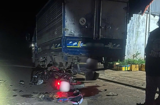 Gia Lai: Va chạm ô tô tải đỗ ven đường, 3 người tử vong - Ảnh 1.