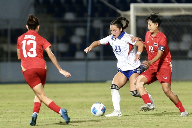 HLV đội tuyển nữ Th&aacute;i Lan đau đớn v&igrave; thua lu&acirc;n lưu Philippines, Madam Pang h&agrave;nh động &lsquo;lạ&rsquo;- Ảnh 1.