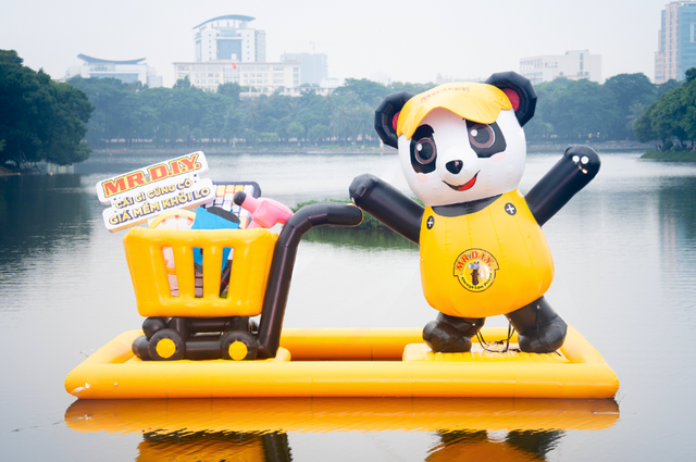 MR.DIY tạo điểm nhấn tại Hồ Bảy Mẫu với phao khổng lồ PANDAi - Ảnh 1.