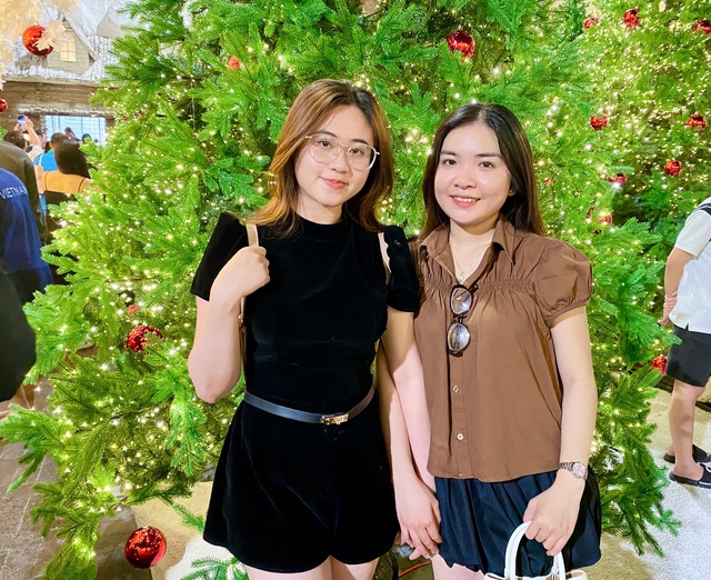 Đông nghịt người đến nơi này check-in ‘rừng thông Noel’ giữa lòng TP.HCM - Ảnh 5.