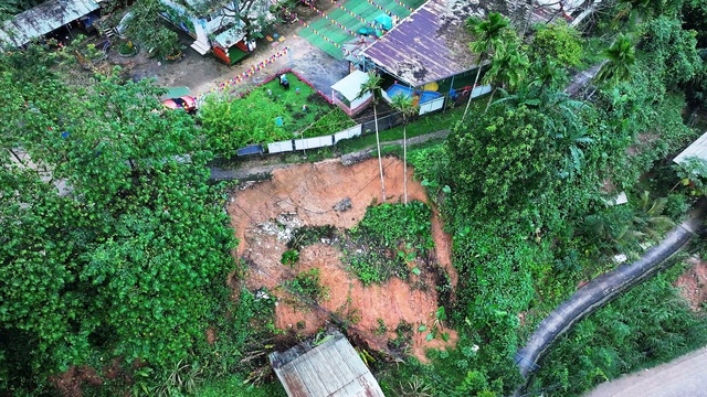Sạt lở Đà Nẵng đe dọa an toàn học sinh tại trường mẫu giáo Phong Lan - Ảnh 1.
