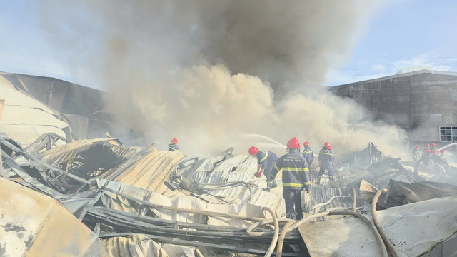 Ch&aacute;y c&ocirc;ng ty gỗ ở TP.HCM l&uacute;c s&aacute;ng sớm - Ảnh 1.