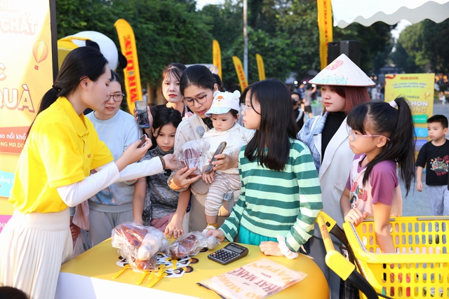 MR.DIY tạo điểm nhấn tại Hồ Bảy Mẫu với phao khổng lồ PANDAi - Ảnh 2.