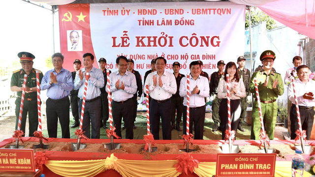 Ông Phan Đình Trạc khởi công xây dựng nhà cho người dân vùng lũ tại Lâm Đồng - Ảnh 1. Ông Phan Đình Trạc khởi công xây dựng nhà cho người dân vùng lũ tại Lâm Đồng - Ảnh 1.