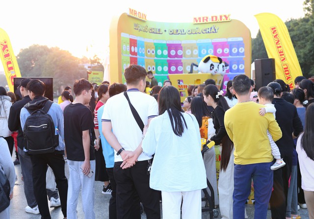 MR.DIY tạo điểm nhấn tại Hồ Bảy Mẫu với phao khổng lồ PANDAi - Ảnh 3.