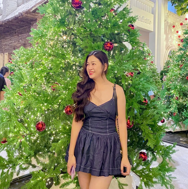 Đông nghịt người đến nơi này check-in ‘rừng thông Noel’ giữa lòng TP.HCM - Ảnh 9.