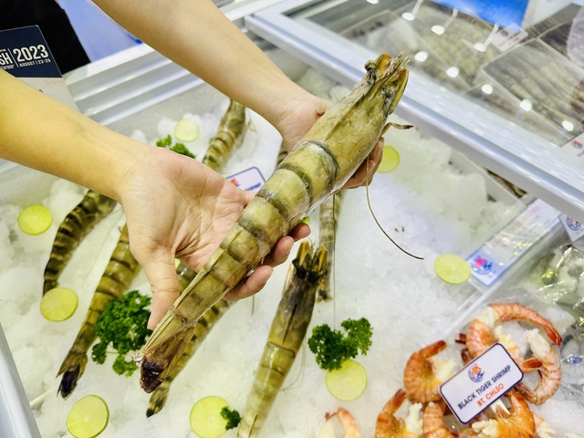 Trung Quốc tăng gom h&agrave;ng tết, xuất khẩu t&ocirc;m Việt Nam lập kỷ lục 1,2 tỉ USD  - Ảnh 1.