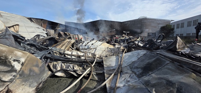 Ch&aacute;y c&ocirc;ng ty gỗ ở TP.HCM l&uacute;c s&aacute;ng sớm - Ảnh 3.