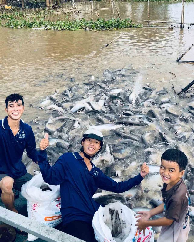 Nghĩa hiệp đời thường: Những ch&agrave;ng trai đưa c&aacute; &ldquo;khủng&rdquo; trở về thi&ecirc;n nhi&ecirc;n - Ảnh 1.