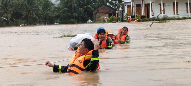 Thiên tai khốc liệt tại khánh hòa năm 2025 gây thiệt hại trên 6.000 Tỉ đồng - Ảnh 3. Thiên tai khốc liệt tại khánh hòa năm 2025 gây thiệt hại trên 6.000 Tỉ đồng - Ảnh 3.
