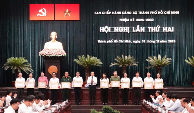 TP.HCM khen thưởng tập thể, c&aacute; nh&acirc;n xuất sắc trong tổ chức Đại hội Đảng bộ- Ảnh 1.