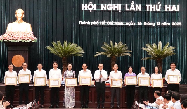 TP.HCM khen thưởng tập thể, c&aacute; nh&acirc;n xuất sắc trong tổ chức Đại hội Đảng bộ- Ảnh 2.