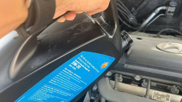 Rủi ro khi thay dầu động cơ kh&ocirc;ng đ&uacute;ng chuẩn cho xe hybrid - Ảnh 1.