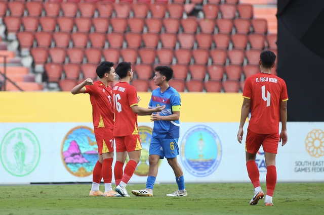 Đình Bắc gây khó chịu, hậu vệ Philippines theo kèm đến mức chấn thương: Xứng danh MVP- Ảnh 1. Đình Bắc gây khó chịu, hậu vệ Philippines theo kèm đến mức chấn thương: Xứng danh MVP- Ảnh 1.