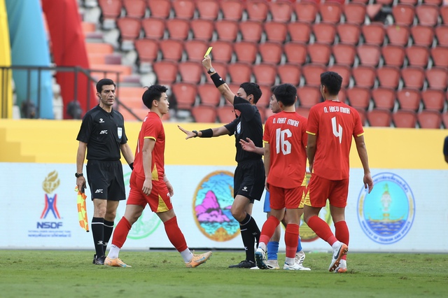 Đình Bắc gây khó chịu, hậu vệ Philippines theo kèm đến mức chấn thương: Xứng danh MVP- Ảnh 2. Đình Bắc gây khó chịu, hậu vệ Philippines theo kèm đến mức chấn thương: Xứng danh MVP- Ảnh 2.