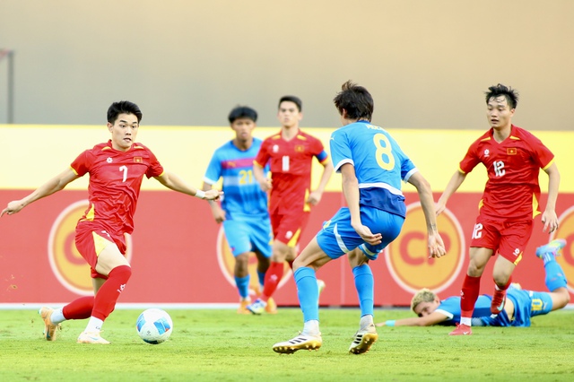 Đình Bắc gây khó chịu, hậu vệ Philippines theo kèm đến mức chấn thương: Xứng danh MVP- Ảnh 3. Đình Bắc gây khó chịu, hậu vệ Philippines theo kèm đến mức chấn thương: Xứng danh MVP- Ảnh 3.