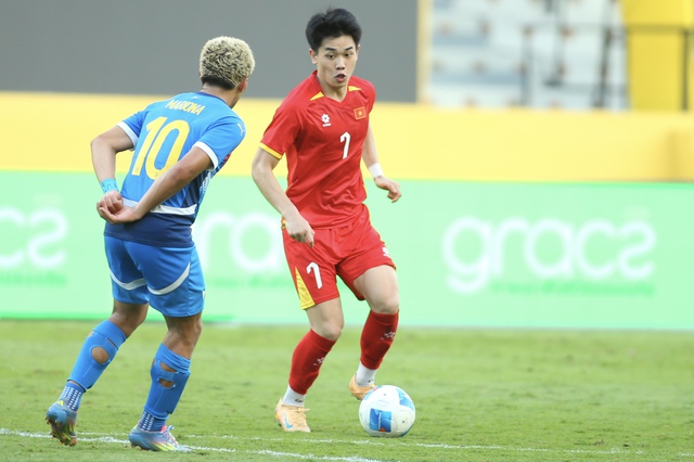Đình Bắc gây khó chịu, hậu vệ Philippines theo kèm đến mức chấn thương: Xứng danh MVP- Ảnh 4. Đình Bắc gây khó chịu, hậu vệ Philippines theo kèm đến mức chấn thương: Xứng danh MVP- Ảnh 4.