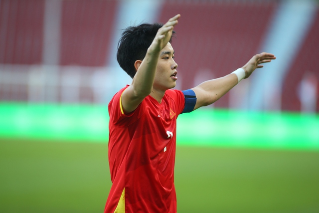 Đình Bắc gây khó chịu, hậu vệ Philippines theo kèm đến mức chấn thương: Xứng danh MVP- Ảnh 12. Đình Bắc gây khó chịu, hậu vệ Philippines theo kèm đến mức chấn thương: Xứng danh MVP- Ảnh 12.