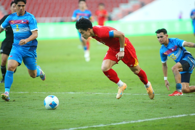 Đình Bắc gây khó chịu, hậu vệ Philippines theo kèm đến mức chấn thương: Xứng danh MVP- Ảnh 9. Đình Bắc gây khó chịu, hậu vệ Philippines theo kèm đến mức chấn thương: Xứng danh MVP- Ảnh 9.