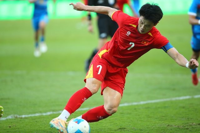 Đình Bắc gây khó chịu, hậu vệ Philippines theo kèm đến mức chấn thương: Xứng danh MVP- Ảnh 10. Đình Bắc gây khó chịu, hậu vệ Philippines theo kèm đến mức chấn thương: Xứng danh MVP- Ảnh 10.