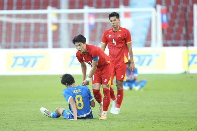 Đình Bắc gây khó chịu, hậu vệ Philippines theo kèm đến mức chấn thương: Xứng danh MVP- Ảnh 11. Đình Bắc gây khó chịu, hậu vệ Philippines theo kèm đến mức chấn thương: Xứng danh MVP- Ảnh 11.