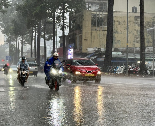 Mưa tr&aacute;i m&ugrave;a ở Nam bộ k&eacute;o d&agrave;i đến khi n&agrave;o?- Ảnh 1.