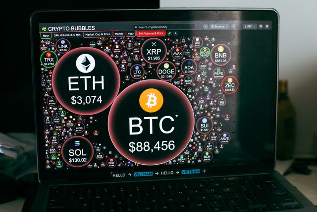 Giá Bitcoin hôm nay 15.12.2025: BTC lao dốc đi ngược giá vàng - Ảnh 1.