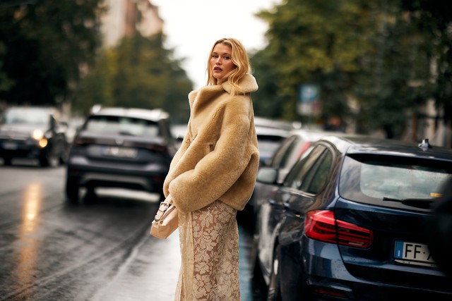 Chân váy ren mùa đông, mềm mại, gợi cảm nhưng không mong manh- Ảnh 7.