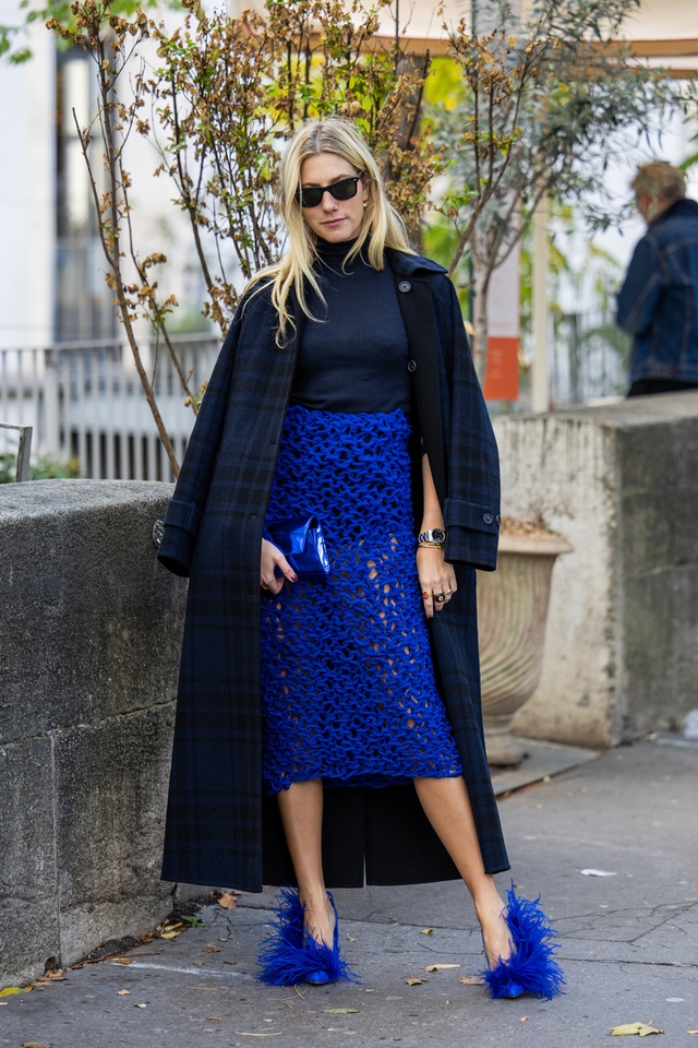 Chân váy ren mùa đông, mềm mại, gợi cảm nhưng không mong manh- Ảnh 2.