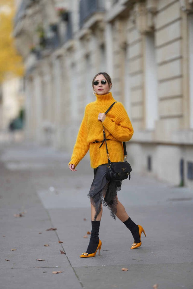 Chân váy ren mùa đông, mềm mại, gợi cảm nhưng không mong manh- Ảnh 3.