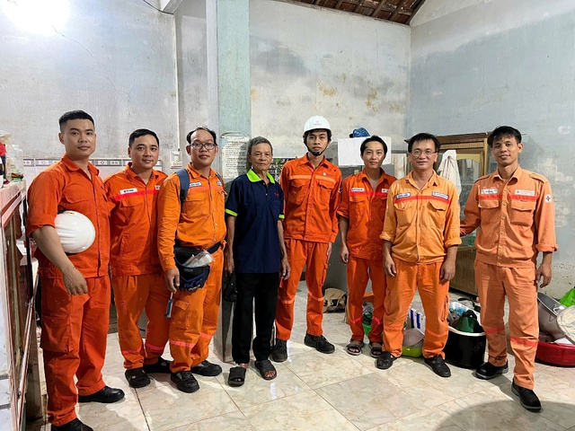 Kỹ thuật trẻ TMP hỗ trợ phục hồi hệ thống điện sau mưa lũ tại miền Trung - Ảnh 1. Kỹ thuật trẻ TMP hỗ trợ phục hồi hệ thống điện sau mưa lũ tại miền Trung - Ảnh 1.