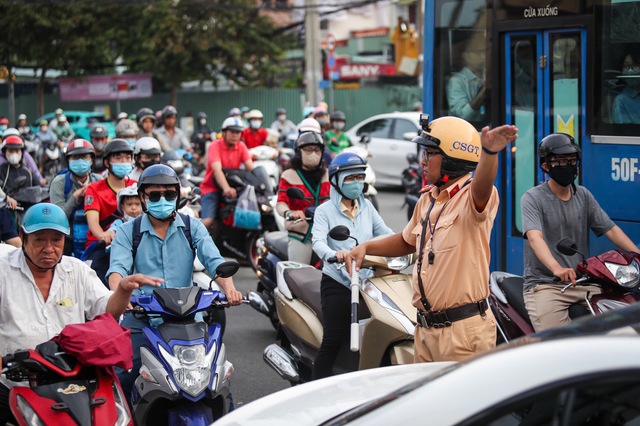 TP.HCM tăng tốc chống kẹt xe: Metro, AI và hạn chế xe cá nhân- Ảnh 1. TP.HCM tăng tốc chống kẹt xe: Metro, AI và hạn chế xe cá nhân- Ảnh 1.