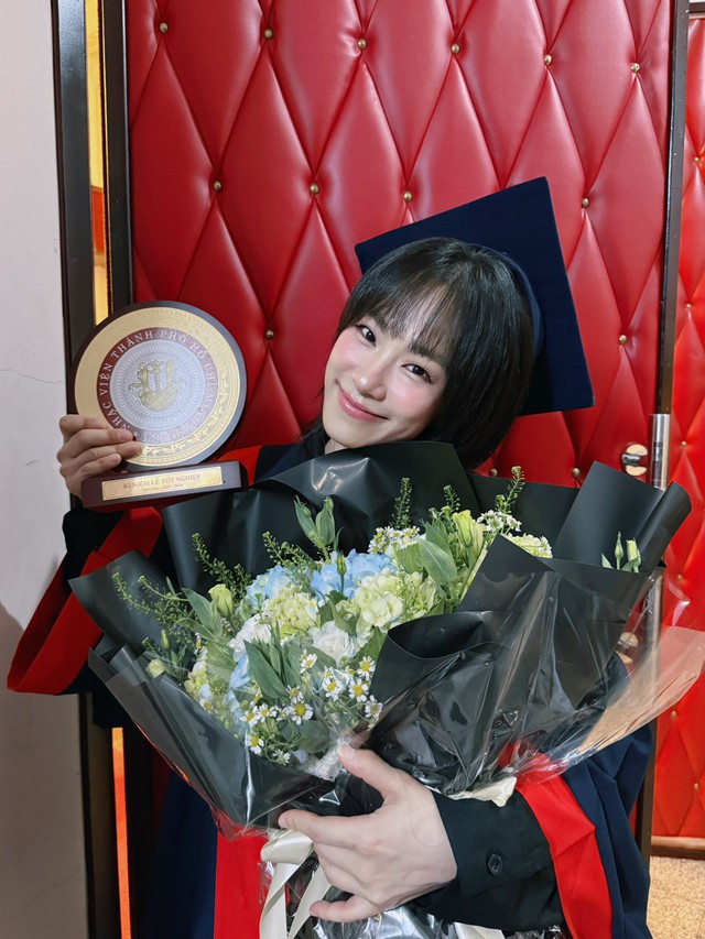 Ca sĩ Lương Bích Hữu tốt nghiệp đại học ở tuổi 41 - Ảnh 1.