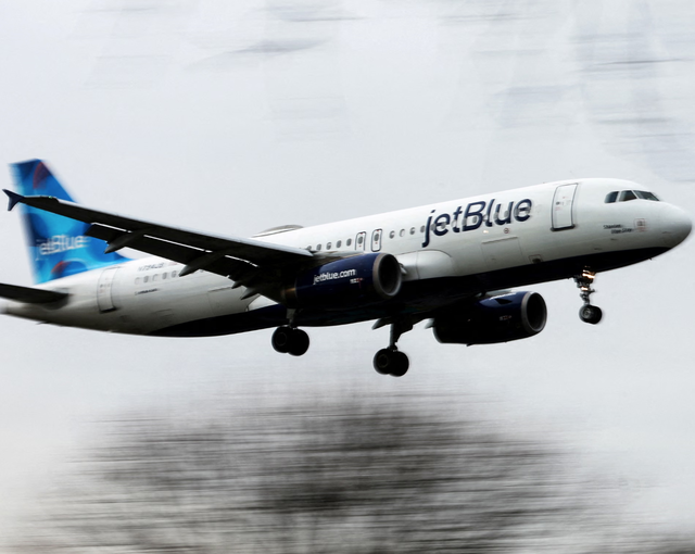 Máy bay hành khách JetBlue suýt va chạm máy bay Không quân Mỹ gần Venezuela - Ảnh 1. Máy bay hành khách JetBlue suýt va chạm máy bay Không quân Mỹ gần Venezuela - Ảnh 1.