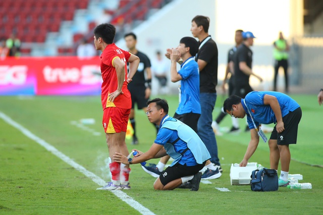 Người hùng U.23 Việt Nam: Nén đau để tỏa sáng, lời động viên của thầy Kim quý như vàng- Ảnh 7. Người hùng U.23 Việt Nam: Nén đau để tỏa sáng, lời động viên của thầy Kim quý như vàng- Ảnh 7.