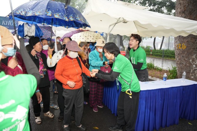 Hơn 3.000 người dân Hà Nội được khám sức khỏe miễn phí - Ảnh 1.