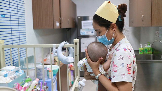 Em bé sơ sinh bị bỏ lại Bệnh viện thành ' con chung ' của cả khoa - Ảnh 1. Em bé sơ sinh bị bỏ lại Bệnh viện thành ' con chung ' của cả khoa - Ảnh 1.