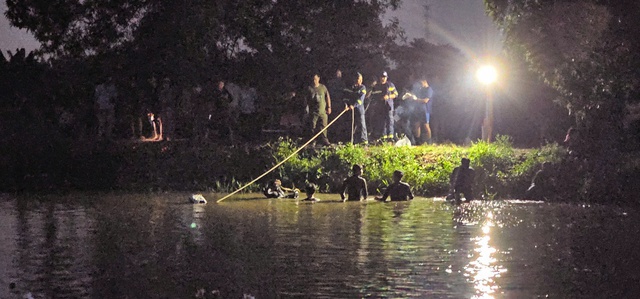 Tìm thấy thi thể 2 thiếu niên mất tích dưới nhánh sông Rạch Tra- Ảnh 1. Tìm thấy thi thể 2 thiếu niên mất tích dưới nhánh sông Rạch Tra- Ảnh 1.