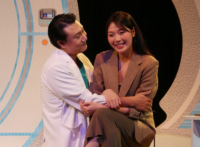 Vở kịch Lạc khám phá lương tri và y đức trong xã hội hiện đại - Ảnh 1. Vở kịch Lạc khám phá lương tri và y đức trong xã hội hiện đại - Ảnh 1.