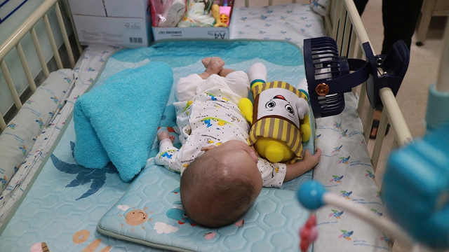 Em bé sơ sinh bị bỏ lại Bệnh viện thành ' con chung ' của cả khoa - Ảnh 2. Em bé sơ sinh bị bỏ lại Bệnh viện thành ' con chung ' của cả khoa - Ảnh 2.