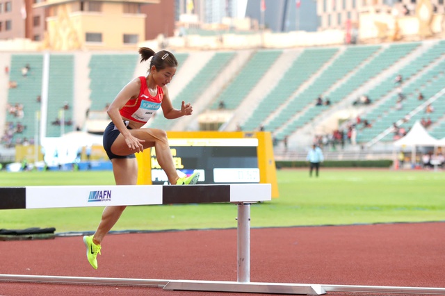 Lập hattrick HCV, &lsquo;nữ ho&agrave;ng&rsquo; điền kinh Nguyễn Thị Oanh rơi nước mắt khi đ&agrave;n em n&oacute;i lời chia tay SEA Games- Ảnh 1.