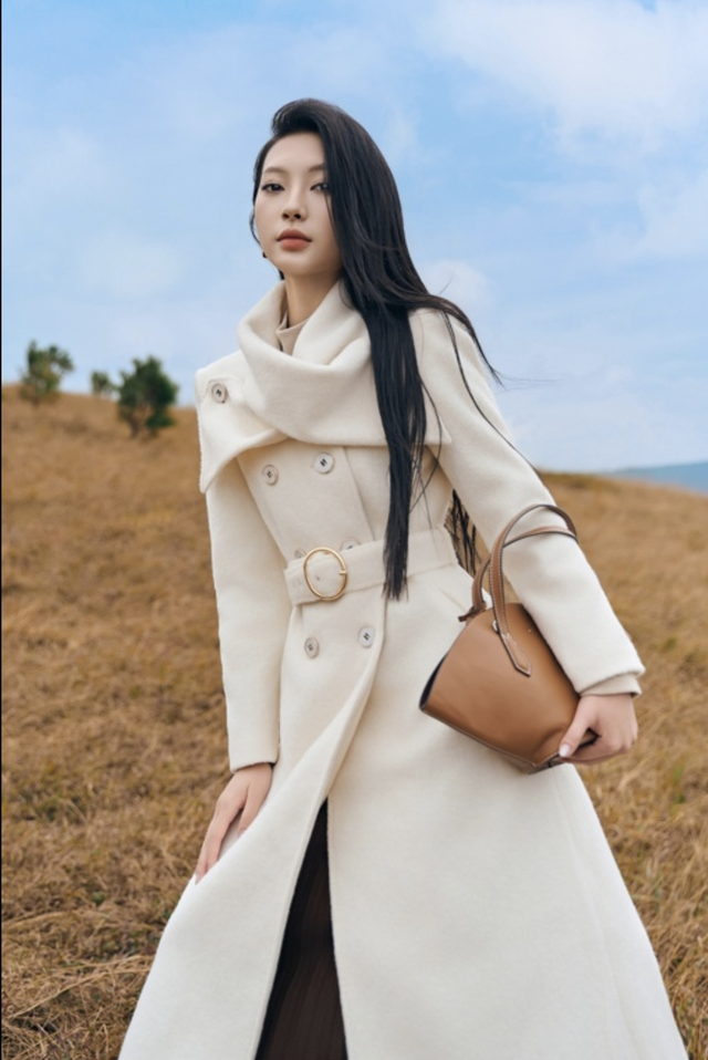 Áo măng tô thắt eo 'quyền lực', vừa ấm vừa tôn dáng- Ảnh 3.