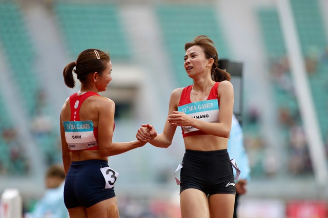 Lập hattrick HCV, &lsquo;nữ ho&agrave;ng&rsquo; điền kinh Nguyễn Thị Oanh rơi nước mắt khi đ&agrave;n em n&oacute;i lời chia tay SEA Games- Ảnh 2.