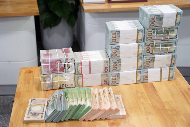 Thuế 'phanh gấp', chưa bắt doanh nghiệp xuất hóa đơn khi bán ngoại tệ cho ngân hàng - Ảnh 1.