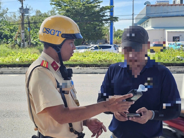 Kiểm tra nồng độ cồn, ma t&uacute;y t&agrave;i xế xe kh&aacute;ch tr&ecirc;n quốc lộ 51 - Ảnh 2.