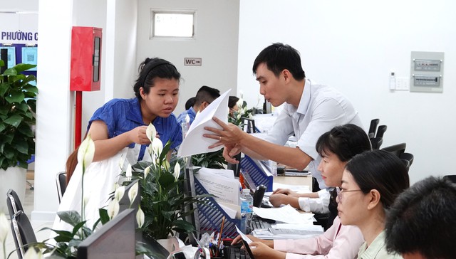 TP.HCM nghiêm cấm công chức hướng dẫn người dân rút hồ sơ đã nộp - Ảnh 1.
