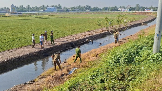 Đồng Tháp: Người đàn ông có biểu hiện lạ, đập phá tại nút giao cao tốc- Ảnh 1. Đồng Tháp: Người đàn ông có biểu hiện lạ, đập phá tại nút giao cao tốc- Ảnh 1.